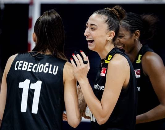 APELDOORN - Derya Cebecioglu and Elif Sahin of Turkey celebrate set point during the volleyball Nations League match between the Netherlands and Turkey in Omnisport, Apeldoorn. ANP SEM VAN DER WAL xVIxANPxSportx xxANPxIVx 531227315 originalFilename: 531227315.jpg