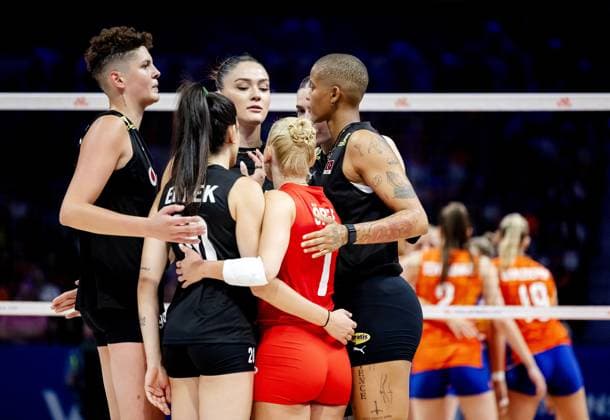 APELDOORN - Volleyball players of Turkey celebrate set point during the volleyball Nations League match between the Netherlands and Turkey in Omnisport, Apeldoorn. ANP SEM VAN DER WAL xVIxANPxSportx xxANPxIVx 531227739 originalFilename: 531227739.jpg