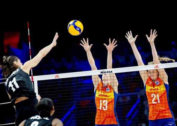 APELDOORN - Nicole van de Vosse and Britte Stuut of the Netherlands in action against Derya Cebecioglu of Turkey during the volleyball Nations League match between the Netherlands and Turkey in Omnisport, Apeldoorn. ANP SEM VAN DER WAL xVIxANPxSportx xxANPxIVx 531227741 originalFilename: 531227741.jpg