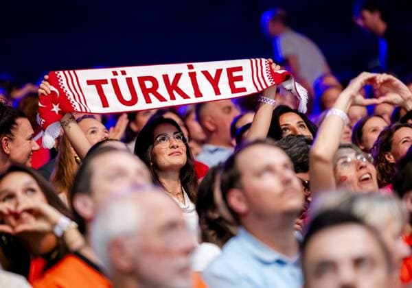 APELDOORN - Audience in the stands during the volleyball Nations League match between the Netherlands and Turkey at Omnisport, Apeldoorn. ANP SEM VAN DER WAL xVIxANPxSportx xxANPxIVx 531227744 originalFilename: 531227744.jpg