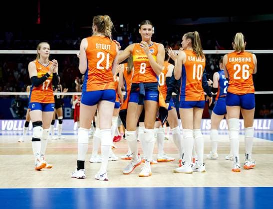 APELDOORN - Iris Vos, Britte Stuut, Suus Gerritsen, Sarah van Aalen, and Elles Dambrink of the Netherlands after the volleyball Nations League match between the Netherlands and Turkey in Omnisport, Apeldoorn. ANP SEM VAN DER WAL xVIxANPxSportx xxANPxIVx 531229709 originalFilename: 531229709.jpg
