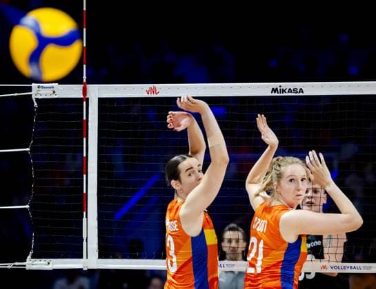 APELDOORN - Nicole van de Vosse and Britte Stuut of the Netherlands in action during the volleyball Nations League match between the Netherlands and Turkey at Omnisport, Apeldoorn. ANP SEM VAN DER WAL xVIxANPxSportx xxANPxIVx 531229740 originalFilename: 531229740.jpg