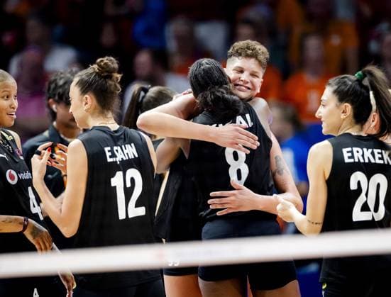 APELDOORN - Volleyball players of Turkey celebrate the win during the volleyball Nations League match between the Netherlands and Turkey in Omnisport, Apeldoorn. ANP SEM VAN DER WAL xVIxANPxSportx xxANPxIVx 531229761 originalFilename: 531229761.jpg