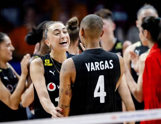 APELDOORN - Volleyball players of Turkey celebrate the win during the volleyball Nations League match between the Netherlands and Turkey in Omnisport, Apeldoorn. ANP SEM VAN DER WAL xVIxANPxSportx xxANPxIVx 531229807 originalFilename: 531229807.jpg