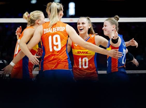 APELDOORN - Sarah van Aalen, Nika Daalderop, Sarah van Aalen and Florien Reesink of the Netherlands celebrate a goal during the volleyball Nations League match between the Netherlands and Turkey in Omnisport, Apeldoorn. ANP SEM VAN DER WAL xVIxANPxSportx xxANPxIVx 531230234 originalFilename: 531230234.jpg