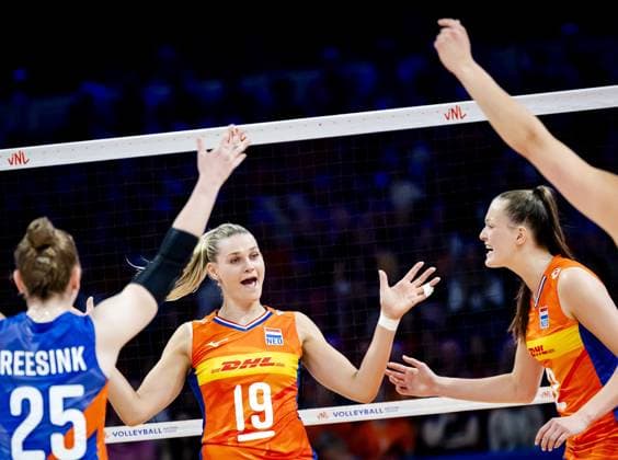 APELDOORN - Florien Reesink, Nika Daalderop and Marije ten Brinke of the Netherlands celebrate a goal during the volleyball Nations League match between the Netherlands and Turkey at Omnisport, Apeldoorn. ANP SEM VAN DER WAL xVIxANPxSportx xxANPxIVx 531230255 originalFilename: 531230255.jpg