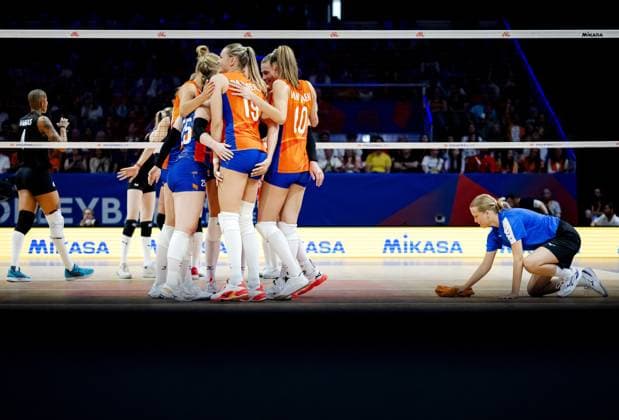 APELDOORN - Volleyball players of the Netherlands in action during the volleyball Nations League match between the Netherlands and Turkey at Omnisport, Apeldoorn. ANP SEM VAN DER WAL xVIxANPxSportx xxANPxIVx 531230257 originalFilename: 531230257.jpg