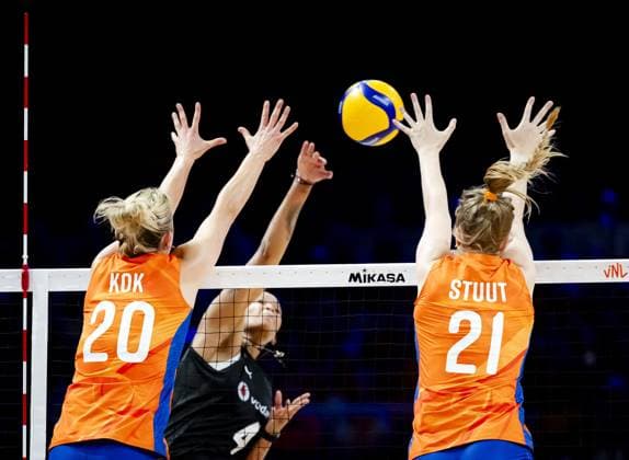 APELDOORN - Helena Kok and Britte Stuut of the Netherlands in action against Melissa Teresa Vargas of Turkey during the volleyball Nations League match between the Netherlands and Turkey in Omnisport, Apeldoorn. ANP SEM VAN DER WAL xVIxANPxSportx xxANPxIVx 531230262 originalFilename: 531230262.jpg