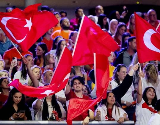 APELDOORN - Audience celebrates Turkey s win during the volleyball Nations League match between the Netherlands and Turkey at Omnisport, Apeldoorn. ANP SEM VAN DER WAL xVIxANPxSportx xxANPxIVx 531230713 originalFilename: 531230713.jpg