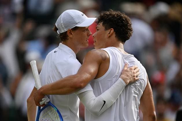 Day Ten: The Championships - Wimbledon 2025 LONDON, ENGLAND - JULY 09: Jannik Sinner of Italy embraces Ben Shelton of United States at the net following the Gentlemen s Singles quarter-final match on day ten of The Championships Wimbledon 2025 at All England Lawn Tennis and Croquet Club on July 09, 2025 in London, England. (Photo by Visionhaus via ) London All England Lawn Tennis and Croq England United Kingdom Copyright: xVisionhausx 776301262