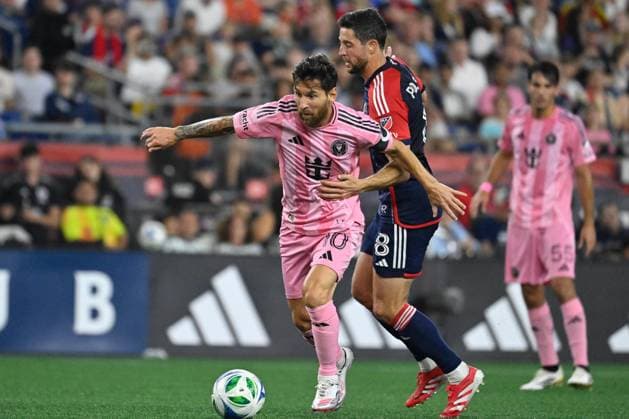 July 9, 2025; Foxborough, Massachusetts, USA; Inter Miami forward Lionel Messi (10) controls the ball against New England Revolution midfielder Matt Polster (8) during the second half at Gillette Stadium. CSM Foxborough USA - ZUMAc04_ 20250709_zma_c04_081 Copyright: xEricxCanhax