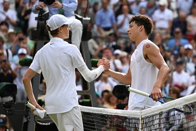 (250710) -- LONDON, July 10, 2025 -- Jannik Sinner (L) shakes hands with Ben Shelton after the men s singles quarterfinal match between Jannik Sinner of Italy and Ben Shelton of the United States at the Wimbledon Tennis Championships in London, Britain, July 9, 2025. ) (SP)BRITAIN-LONDON-TENNIS-WIMBLEDON-MEN S SINGLES ZhaoxDingzhe 