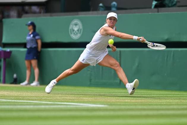 Wimbledon - Quarter Final Round Iga Swiatek (POL) during her quarter final round match at the 2025 Wimbledon Championships at the AELTC in London, GREAT BRITAIN, on July 9, 2025. Photo by Corinne Dubreuil ABACAPRESS.COM London United Kingdom  Copyright: xDubreuilxCorinne ABACAx