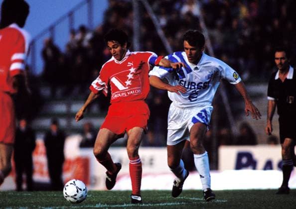 FOOTBALL : Valenciennes vs Olympique de Marseille - Ligue 1 - 20 05 1993 FOOTBALL - FRENCH CHAMPIONSHIP 1992 1993 - LEAGUE 1 - VALENCIENNES v OLYMIQUE MARSEILLE - 20 05 1993 - JORGE BURRUCHAGA (VAL) FRANCK SAUZEE (OM) - VALENCIENNESFrance  Copyright: xDPPIx