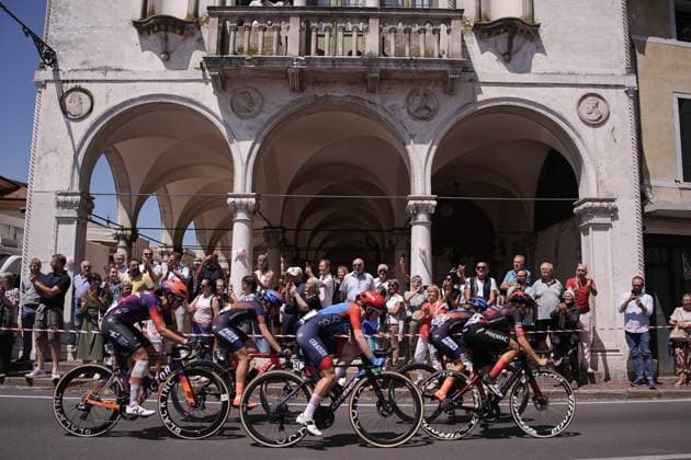 The pack riders in Noale during the 5th stage of the Giro d™Italia Women, from Mirano to Monselice, Italy Thursday, July 10, 2025. - cycling .  Copyright: xMarcoxAlpozzi LaPressex