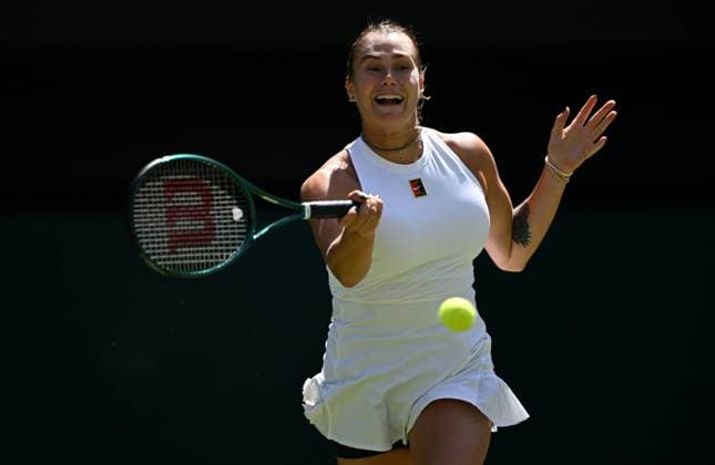(250710) -- LONDON, July 10, 2025 -- Aryna Sabalenka hits a return during the women s singles semifinal match between Aryna Sabalenka of Belarus and Amanda Anisimova of the United States at the Wimbledon Tennis Championships in London, Britain, July 10, 2025. ) (SP)BRITAIN-LONDON-TENNIS-WIMBLEDON-WOMEN S SINGLES LixYing 