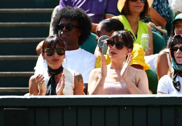 Pearl Lowe and Daisy Lowe watching the action on Centre Court Wimbledon Tennis Championships, Day 11, The All England Lawn Tennis and Croquet Club, London, UK - 10 Jul 2025London The All England Lawn Tennis and United Kingdom  Copyright: xJamesxMarsh Shutterstockx 15390590bv
