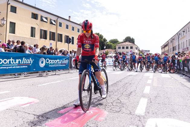 Anna Henderson in Red Jersey during Giro d Italia Women - Stage 5 - Mirano Monselice, Giro d Italia race in Monselice, Italy, July 10 2025  Copyright: xTommasoxBerardi IPAxSportx xipa-agency.netx xx IPA_60231550 IPA_Agency_IPA60231550