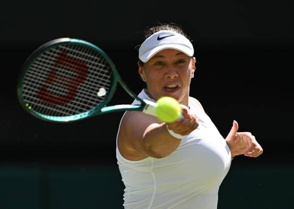 (250710) -- LONDON, July 10, 2025 -- Amanda Anisimova hits a return during the women s singles semifinal match between Aryna Sabalenka of Belarus and Amanda Anisimova of the United States at the Wimbledon Tennis Championships in London, Britain, July 10, 2025. ) (SP)BRITAIN-LONDON-TENNIS-WIMBLEDON-WOMEN S SINGLES LixYing 