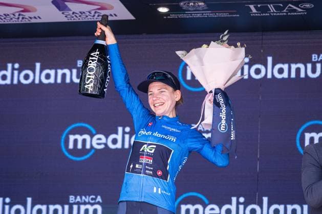 Sarah Gigante keeps the Blue Jersey after the 5th stage during Giro d Italia Women - Stage 5 - Mirano Monselice, Giro d Italia race in Monselice, Italy, July 10 2025  Copyright: xTommasoxBerardi IPAxSportx xipa-agency.netx xx IPA_60231924 IPA_Agency_IPA60231924