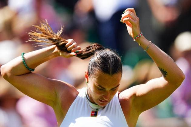 Aryna Sabalenka adjusts her hair during her semi final match Wimbledon Tennis Championships, Day 11, The All England Lawn Tennis and Croquet Club, London, UK - 10 Jul 2025London The All England Lawn Tennis and United Kingdom  Copyright: xJavierxGarcia Shutterstockx 15390589en