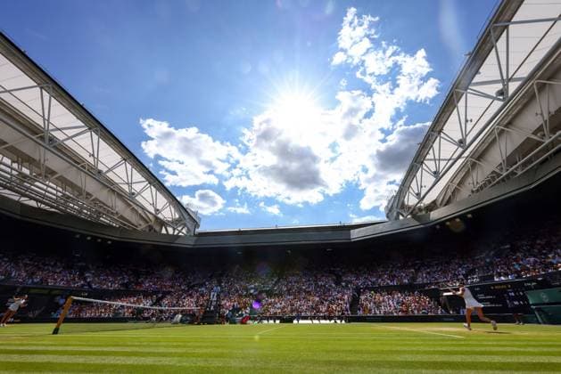 Amanda Anisimova and Aryna Sabalenka during their semi final match on Centre Court Wimbledon Tennis Championships, Day 11, The All England Lawn Tennis and Croquet Club, London, UK - 10 Jul 2025London The All England Lawn Tennis and United Kingdom  Copyright: xJamesxMarsh Shutterstockx 15390590dk