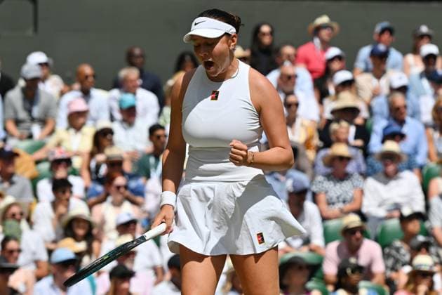 Wimbledon Tennis Championships - Day 11 LONDON, ENGLAND - July 10: Amanda Anisimova of the United States plays in the Ladies singles semi-finals match against Aryna Sabalenka (not seen) during day eleven of The Championships Wimbledon 2025 at All England Lawn Tennis and Croquet Club on July 10, 2025 in London, United Kingdom. Ray Tang Anadolu London United Kingdom. Editorial use only. Please get in touch for any other usage.  Copyright: x2025xAnadoluxRayxTangx