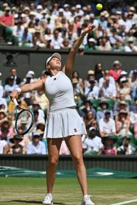 Wimbledon Tennis Championships - Day 11 LONDON, ENGLAND - July 10: Amanda Anisimova of the United States plays in the Ladies singles semi-finals match against Aryna Sabalenka (not seen) during day eleven of The Championships Wimbledon 2025 at All England Lawn Tennis and Croquet Club on July 10, 2025 in London, United Kingdom. Ray Tang Anadolu London United Kingdom. Editorial use only. Please get in touch for any other usage.  Copyright: x2025xAnadoluxRayxTangx