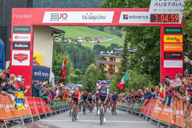 CYCLING - Tour of Austria 2025 SANKT JOHANN,AUSTRIA,10.JUL.25 - CYCLING - Tour of Austria, stage 2, Bischofshofen - Sankt Johann Alpendorf. Image shows Andrew August (USA INEOS Grenadiers) and Isaac Del Toro Romero (MEX UAE Team Emirates XRG).  GEPAxpictures xWolfgangxKofler