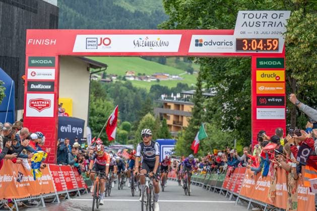 CYCLING - Tour of Austria 2025 SANKT JOHANN,AUSTRIA,10.JUL.25 - CYCLING - Tour of Austria, stage 2, Bischofshofen - Sankt Johann Alpendorf. Image shows Andrew August (USA INEOS Grenadiers) and Isaac Del Toro Romero (MEX UAE Team Emirates XRG).  GEPAxpictures xWolfgangxKofler