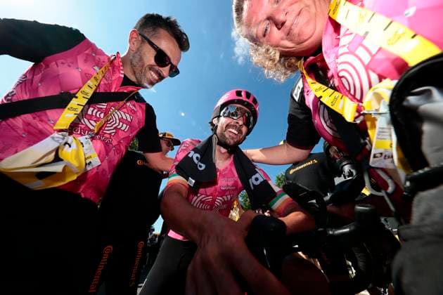 Tour de France 2025 Stage 6 VIRE NORMANDIE, FRANCE - JULY 10 : Healy Ben (IRL) of EF Education - Easypost celebrates the victory after stage 6 of the 112th edition of Tour de France an UCI World Tour 2.UWT cycling road race stage for Men Elite of 201 km with start in Bayeux and finish in Vire Normandie on July 10, 2025 in Vire Normandie, France, 10 07 2025 ( Motordriver Kenny Verfaillie - Vire Normandie France  Copyright: xLucaxBettinix