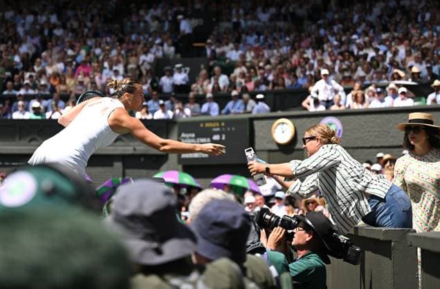 Aryna Sabalenka vs Amanda Anisimova Wimbledon Championships 2025 Day 11, Ladies’ Singles - Semi Final Centre Court Aryna Sabalenka vs Amanda Anisimova Aryna Sabalenka passed some water to a person in the crowd who was affected by the heat. 10.07.25  Copyright: xMarcxAspland ThexTimesx NINTCHDBPICT001008976890