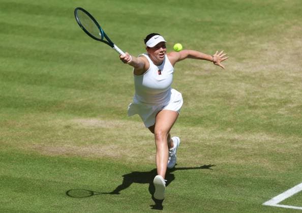 Wimbledon Championships 2025 AELTC, Day Eleven London, UK - 10 07 2025 Amanda Anisimova (USA) in action during her Semi final match against Aryna Sabalenka in the 2025 Wimbledon Championships London Wimbledon London GBR, UK NEWSPAPERS OUT Copyright: xMarkxGreenwoodx