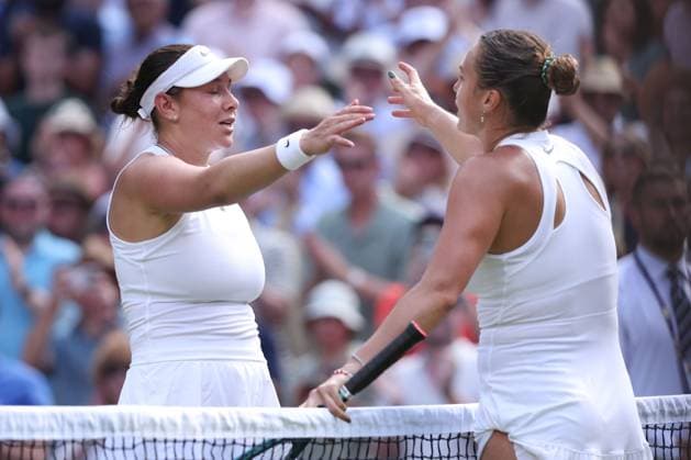 R L Aryna Sabalenka congratulates the winner, Amanda Anisimova, Ladies Singles, Ladies Singles Tennis Wimbledon 2025 Grand Slam ITF ATP WTA AELTC London Great Britain 10 July 2025 Copyright: xJuergenxHasenkopfx