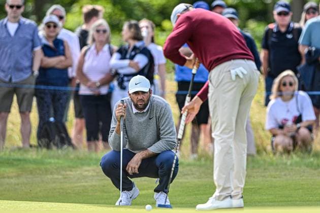 Scottish Open Day One Scottie Scheffler watches on as Adam Scott putts on Day One of the Genesis Scottish Open 2025 at The Renaissance Club, North Berwick UK Newspapers OUT Copyright: xJamiexJohnstonx FIL-21958-0116