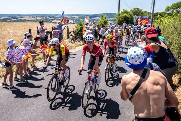 TDF Etape 6 PHOTOPQR OUEST FRANCE Guillaume Saligot Ouest-France ; Crepon ; 10 07 2025 ; Cyclisme Tour de France Etape 6 6 eme etape entre Bayeux et Vire ( Normandie ), le 10 juillet 2025 . Ici le peloton dans la cote de la ranconniere a Crepon ( Calvados ) au milieu du public , avec la Suisse Normande en fond . Photo : Guillaume Saligot Ouest-France - The 112th edition of the Tour de France starts on Saturday 5 July in Lille, France, and will finish in Paris, France on the 27th of July. July 10, 2025 Stage 6 from Bayeux to Vire Normandie (201 km) Crepon France  Copyright: xPHOTOPQR OUESTxFRANCE MAXPPPxGuillaumexSaligotx xOuest-Francex 20250710OFR2508 20250710OFR2508