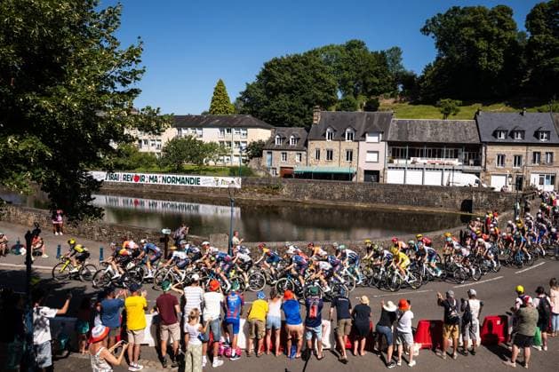 TDF Etape 6 PHOTOPQR OUEST FRANCE Guillaume Saligot Ouest-France ; ; 10 07 2025 ; Cyclisme Tour de France Etape 6 6 eme etape entre Bayeux et Vire ( Normandie ), le 10 juillet 2025 . Ici le peloton entre dans Vire ( Calvados ) sur l ecluse de la vire . Photo : Guillaume Saligot Ouest-France - The 112th edition of the Tour de France starts on Saturday 5 July in Lille, France, and will finish in Paris, France on the 27th of July. July 10, 2025 Stage 6 from Bayeux to Vire Normandie (201 km) France  Copyright: xPHOTOPQR OUESTxFRANCE MAXPPPxGuillaumexSaligotx xOuest-Francex 20250710OFR2510 20250710OFR2510