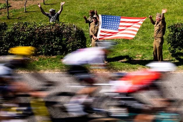 TOUR DE FRANCE 2025 PHOTOPQR OUEST FRANCE Guillaume Saligot Ouest-France ; Mortain-Bocage ; 10 07 2025 ; Cyclisme Tour de France Etape 6 6 eme etape entre Bayeux et Vire ( Normandie ), le 10 juillet 2025 . Ici des reconstituteurs et passionnes de la seconde guerre mondiale ont mis en place une animation en memoire de la bataille de Mortain ( Manche ) avec drapeaux americains drapeau americain et vehicules d epoque apres le sommet de la cote de Mortain Cote 314 . Photo : Guillaume Saligot Ouest-France- French cycling race Tour de France 2024 takes place in july 2025 Mortain-Bocage France  Copyright: xPHOTOPQR OUESTxFRANCE MAXPPPxGuillaumexSaligotx xOuest-Francex 20250710OFR2553 20250710OFR2553