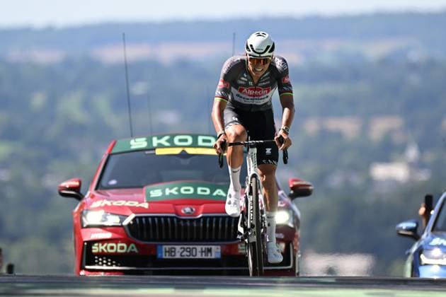 TOUR DE FRANCE 2025 PHOTOPQR OUEST FRANCE Thomas Brégardis Ouest-France ; Vire ; 10 07 2025 ; 10 Juillet 2025 Tour de France 2025. Etape 6, étape Bayeux Vire. Le passage sur la ligne de Mathieu Van der Poel Alpecin-Deceuninck) qui endosse le maillot jaune Photo: Thomas Bregardis Ouest-France- French cycling race Tour de France 2024 takes place in july 2025 Vire Calvados France  Copyright: xPHOTOPQR OUESTxFRANCE MAXPPPxThomasxBrégardisx xOuest-Francex 20250710OFR2563 20250710OFR2563