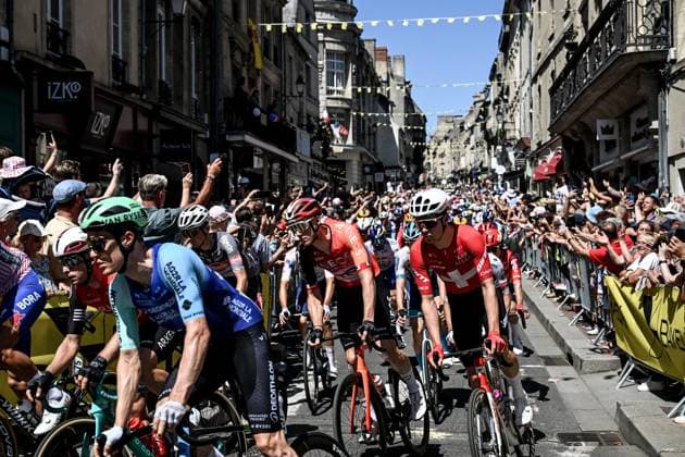 TOUR DE FRANCE 2025 PHOTOPQR OUEST FRANCE Martin ROCHE ; Bayeux ; 10 07 2025 ; Ce jeudi 10 juillet 2025 , la 6e étape du Tour de France 2025 Bayeux - Vire ( Normandie ) Ben Healy ( EF Education-EasyPost ) a remporté l étape devant Quinn Simmons ( Lidl-Trek ) et Michael Storer ( Tudor Pro Cycling ) . Mathieu Van der Poel a récupéré le maillot jaune a Tadej Pogacar ici le départ à bayeux Photographe: Martin ROCHE Ouest-France- French cycling race Tour de France 2024 takes place in july 2025 Bayeux FRANCE France  Copyright: xPHOTOPQR OUESTxFRANCE MAXPPPxMartinxROCHEx 20250710OFR2596 20250710OFR2596