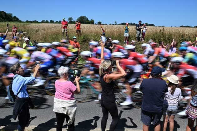TOUR DE FRANCE 2025 PHOTOPQR OUEST FRANCE Thomas Brégardis Ouest-France ; Vire ; 10 07 2025 ; 10 Juillet 2025 Tour de France 2025. Etape 6, étape Bayeux Vire. Le peloton quelques kilomètres après Bayeux Photo: Thomas Bregardis Ouest-France- French cycling race Tour de France 2024 takes place in july 2025 Vire Calvados France  Copyright: xPHOTOPQR OUESTxFRANCE MAXPPPxThomasxBrégardisx xOuest-Francex 20250710OFR2739 20250710OFR2739