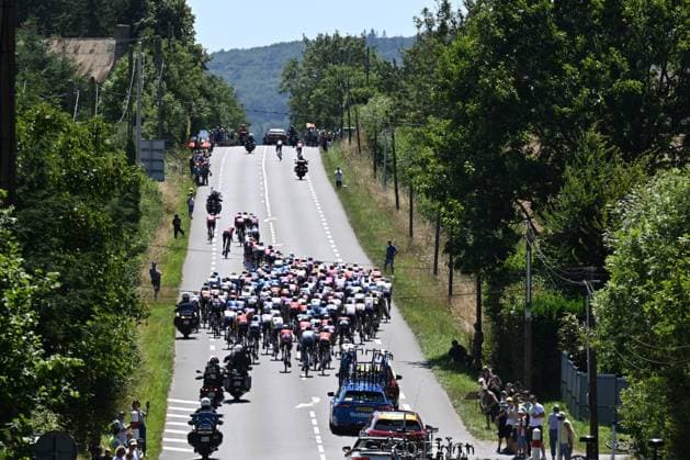 TOUR DE FRANCE 2025 PHOTOPQR OUEST FRANCE Thomas Brégardis Ouest-France ; Vire ; 10 07 2025 ; 10 Juillet 2025 Tour de France 2025. Etape 6, étape Bayeux Vire. Le peloton quelques kilomètres après Bayeux Photo: Thomas Bregardis Ouest-France- French cycling race Tour de France 2024 takes place in july 2025 Vire Calvados France  Copyright: xPHOTOPQR OUESTxFRANCE MAXPPPxThomasxBrégardisx xOuest-Francex 20250710OFR2744 20250710OFR2744