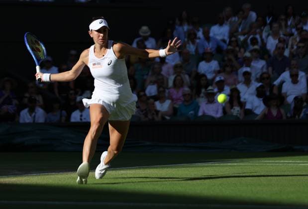 Swiss Belinda Bencic plays a forehand in her Semi-Final match against Poland s Iga Swiatek on day ten of the 2025 Wimbledon Championships in London on Thursday, July 10, 2025. Swiatek won the match 6-2,6-0.  LON2025071064 HUGOxPHILPOTT