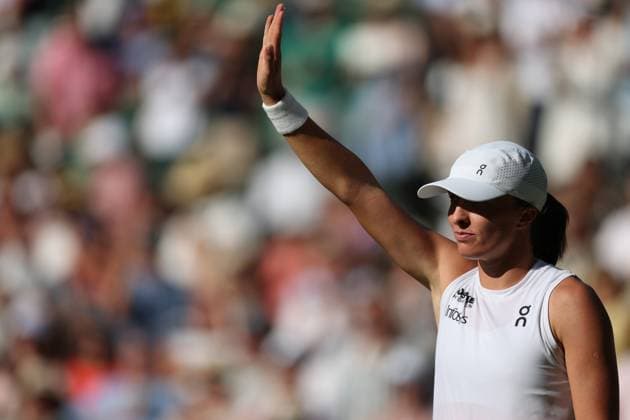 July 10, 2025, London, Celestynow, United Kingdom: IGA SWIATEK of Poland during the match against B. Bencic of Switzerland in the semifinals of Championships 2025 at Wimbledon AELTC in London. Swiatek won 6:2, 6:0 London United Kingdom - ZUMAc278 20250710_zsp_c278_036 Copyright: xMarcinxCholewinskix