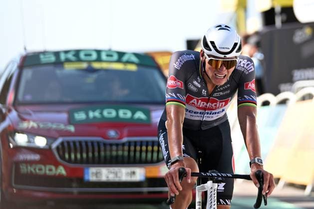TOUR DE FRANCE 2025 PHOTOPQR OUEST FRANCE Thomas Brégardis Ouest-France ; Vire ; 10 07 2025 ; 10 Juillet 2025 Tour de France 2025. Etape 6, étape Bayeux Vire. Le passage sur la ligne de Mathieu Van der Poel Alpecin-Deceuninck) qui endosse le maillot jaune Photo: Thomas Bregardis Ouest-France- French cycling race Tour de France 2024 takes place in july 2025 Vire Calvados France  Copyright: xPHOTOPQR OUESTxFRANCE MAXPPPxThomasxBrégardisx xOuest-Francex 20250710OFR2836 20250710OFR2836