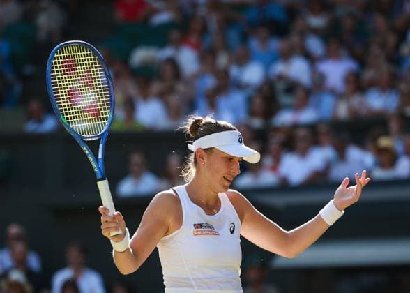 Belinda Bencic SUI reacts upset, anger, disappointed, disappointment, emotion, Ladies Singles, Ladies Singles Tennis Wimbledon 2025 Grand Slam ITF ATP WTA AELTC London Great Britain 10 July 2025 Belinda Bencic SUI , Ladies Singles, Ladies Singles Tennis Wimbledon 2025 Grand Slam ITF ATP WTA AELTC London Great Britain 10 July 2025 Copyright: xJuergenxHasenkopfx