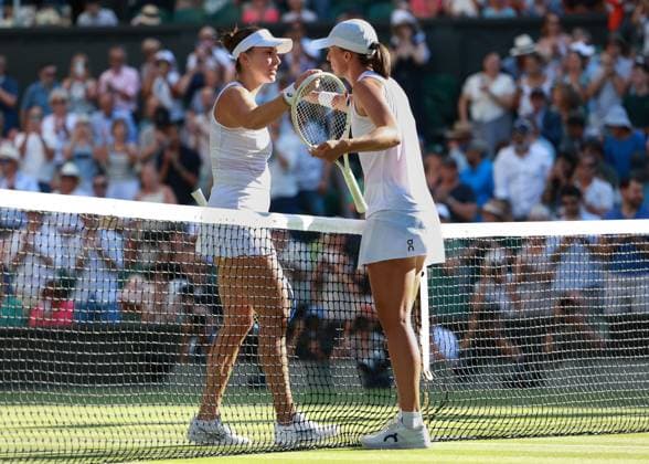 Belinda Bencic congratulates the winner Iga Swiatek, Ladies Singles, Ladies Singles Tennis Wimbledon 2025 Grand Slam ITF ATP WTA AELTC London Great Britain 10 July 2025 Copyright: xJuergenxHasenkopfx