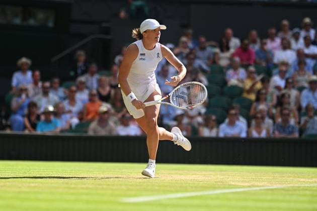 Wimbledon - Semi Final Round Iga Swiatek (POL) during her semi final round match at the 2025 Wimbledon Championships at the AELTC in London, GREAT BRITAIN, on July 10, 2025. Photo by Corinne Dubreuil ABACAPRESS.COM London United Kingdom  Copyright: xDubreuilxCorinne ABACAx