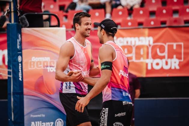 Beach volleyball men Allianz German Beach Tour 2025 Tourstop Munich 10 07 2025 f l Jannis Hopt and Kim Huber cheer Munich Central University Sports Munich Bavaria Germany