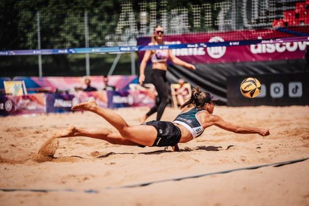 Beach Volleyball Women Allianz German Beach Tour 2025 Tourstop Munich 10 07 2025 Leonie Klinke jumps to the ball Munich Central University Sports Munich Bavaria Germany